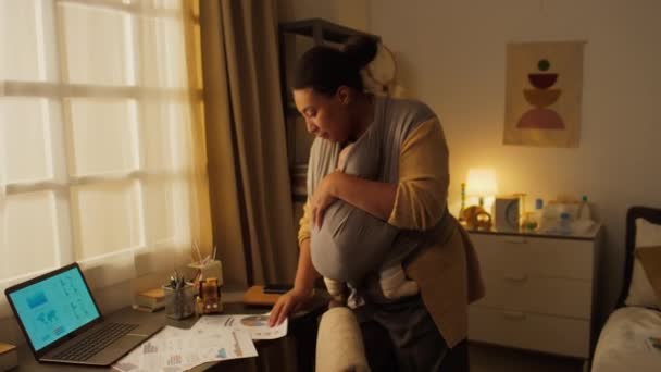 Kompletní Záběr Mladé Afroamerické Matky Malým Synem Spící Závěsu Kráčející — Stock video