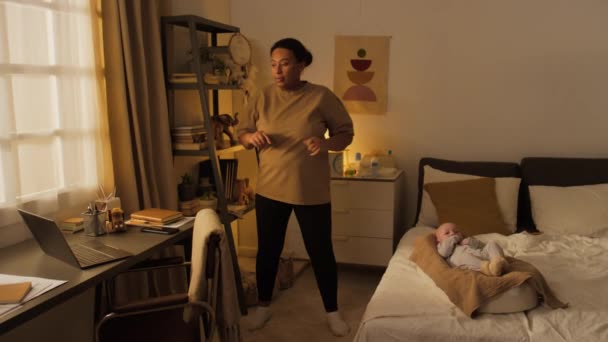 Genç Vücudun Tüm Pozitifliği Spanyol Afrikalı Amerikalı Annenin Evde Tek — Stok video