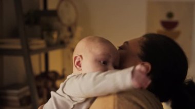 İspanyol bir kadının yatak odasında yürürken, neşeli bir kız ya da erkek çocuğu tutarken, sarılırken, şefkatle bakarken ve öpüşürken, doğum iznindeyken.