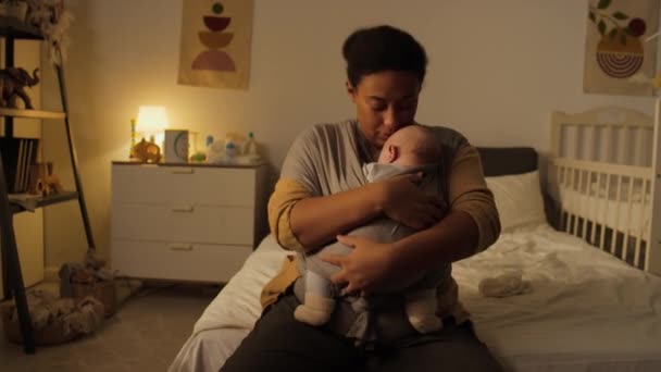 Közepes Lövés Fiatal Spanyol Vagy Afro Amerikai Anya Ágyon Otthon — Stock videók
