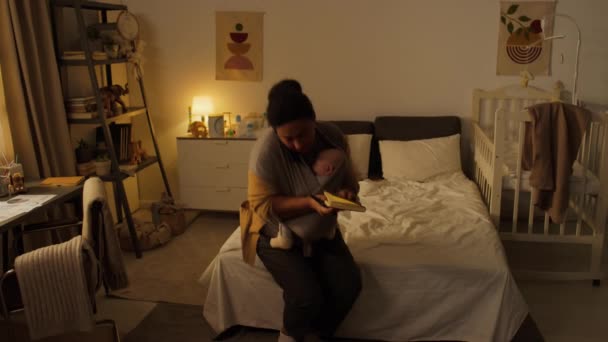 Yeni Doğmuş Bebekle Birlikte Kucağında Bebek Askısıyla Uyuyan Cep Telefonuyla — Stok video