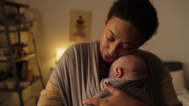 Primo Piano Medio Giovane Donna Multietnica Con Bambino Figlia Addormentata — Video Stock