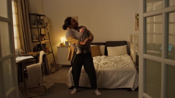 Filmagem Completa Feliz Mãe Hispânica Negra Com Bebê Menino Sling — Vídeo de Stock