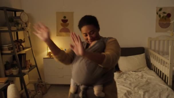 아들과 즐거운 히스패닉 아프리카계 미국인 어머니의 크래들링 아이와 침실에서 활기찬 — 비디오