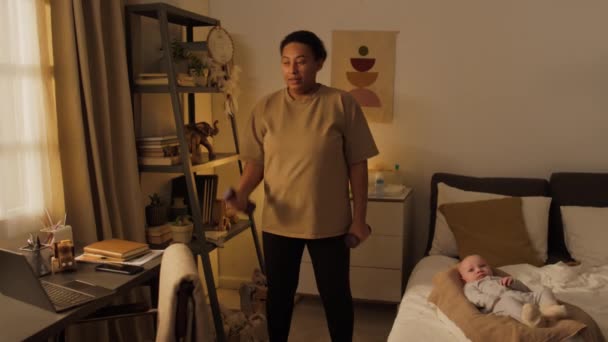 Orta Boy Çoklu Etnik Anne Yatak Odasında Duruyor Dambıllarla Biseptik — Stok video