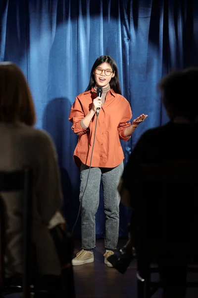 Fiatal Humorista Stand Klub Beszél Mikrofonban Miközben Áll Színpadon Kék Stock Kép