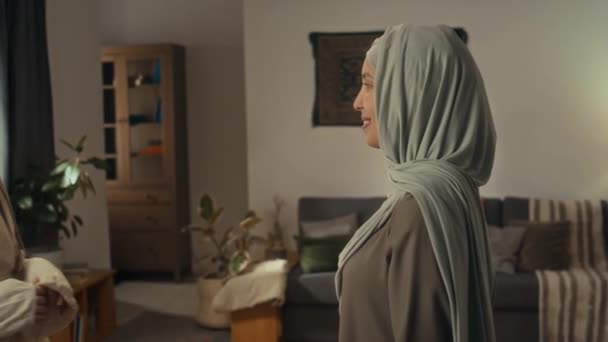 Побочные Кадры Две Молодые Улыбающиеся Женщины Хиджабах Приветствуют Друг Друга — стоковое видео