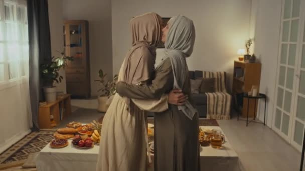 Полные Кадры Молодых Счастливых Разнообразных Женщин Хиджабах Длинных Платьях Приветствуют — стоковое видео