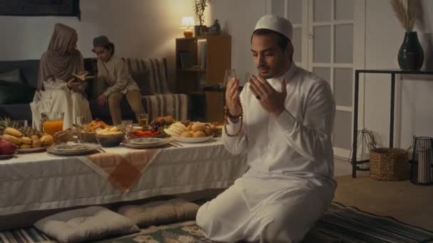 Cuplikan Samping Muslim Arab Dalam Thawb Putih Dan Topi Melakukan — Stok Video