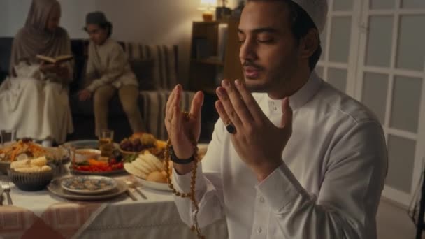 Kandora Daki Arap Müslümanların Dualarını Musbaha Yla Bitirirken Yemek Masasında — Stok video