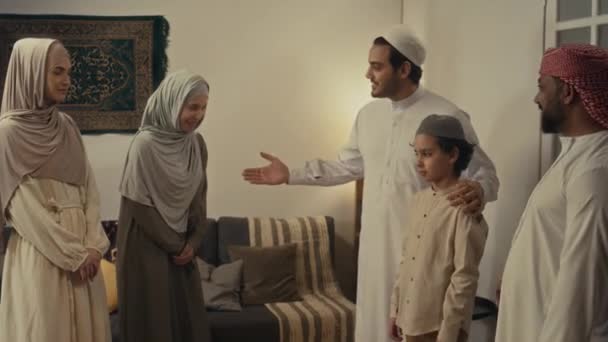 Cuplikan Samping Pria Muslim Arab Berdiri Dengan Anak Laki Laki — Stok Video