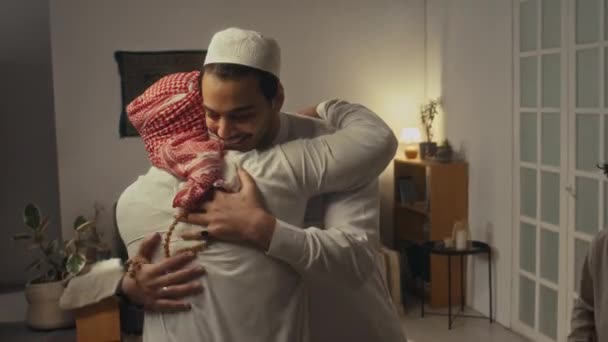 Materiał Dodatnim Brodatym Mężczyzną Tradycyjnym Ubraniu Witającym Arabskiego Brata Siostrzeńca — Wideo stockowe