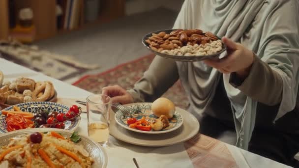 Dekat Dengan Muslim Anonim Wanita Hijab Sepiring Dengan Almond Tanggal — Stok Video