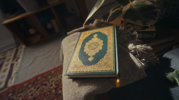 Inga Bilder Heliga Boken Koranen Mörkgrön Hård Pärm Dekorerad Med — Stockvideo