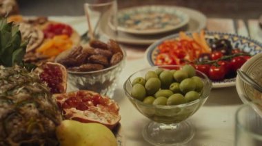 Hiç kimse yeşil zeytin, hurma, nar, ananas ve diğer meyveleri cam kaselerde, bayram bayramında bayram bayramında bayram sofrasında servis edilen sebzelerle bir araya getirmez.