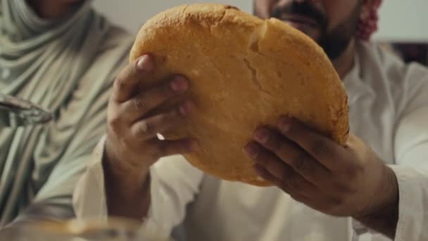 Beskuren Närbild Oigenkännlig Skäggig Islamisk Man Bryta Pita Bröd Och — Stockvideo