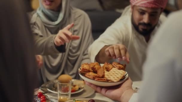 Uraza Bayram Daki Birleşik Şenlik Yemeği Sırasında Kadın Erkek Müslümanlarla — Stok video