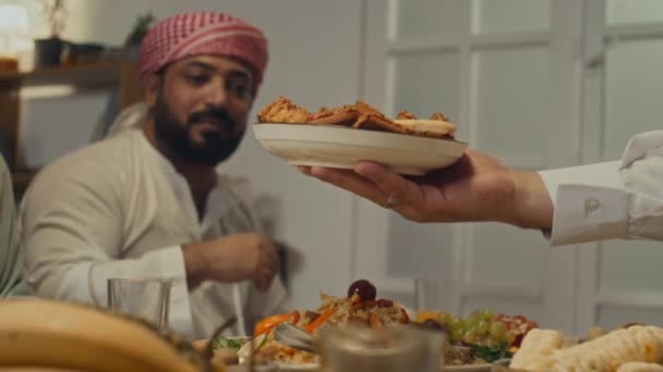 Kurban Bayramı Nda Bayram Yemeği Sırasında Müslüman Erkek Kadın Üyelere — Stok video