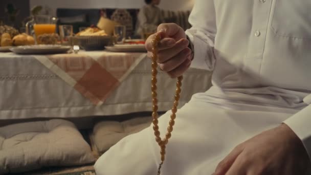 Sisi Miring Rekaman Pemuda Muslim Arab Pria Dalam Pakaian Tradisional — Stok Video