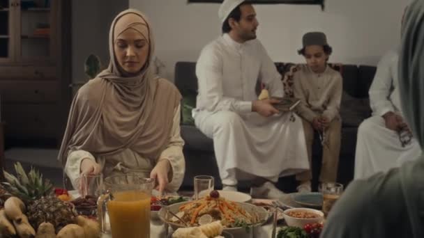 Över Axelband Oigenkännlig Kvinna Hjälpa Unga Dam Hijab Förbereda Rikligt — Stockvideo