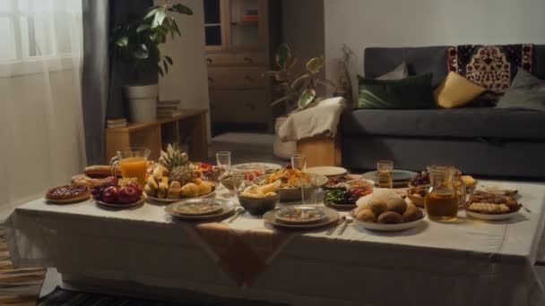 イスラム教の休日を祝うためにイスラム教徒の家族を待っている装飾された豊富なお祝いのテーブルの空のオランダの部屋の映像無し — ストック動画
