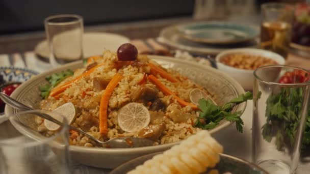 Людей Крупным Планом Основного Блюда Праздничного Стола Плов Бараниной Морковью — стоковое видео
