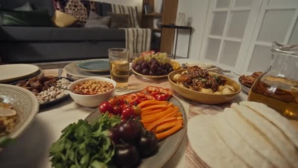 Geleneksel Arap Yemekleriyle Dolu Bayram Sofrasında Bayram Sofrasına Yakın Çekim — Stok video