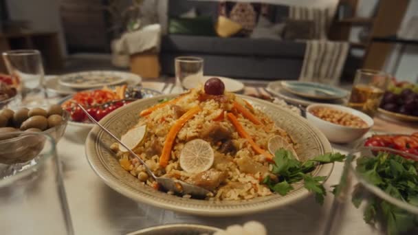 Slami Bayram Uraza Bayram Ana Müslüman Yemeklerine Yakın Çekim Yapan — Stok video