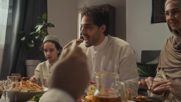 Sobre Las Imágenes Del Hombro Joven Musulmán Comiendo Pastoso Hablando — Vídeos de Stock
