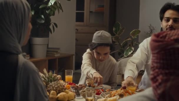 Akrabaları Evde Bayram Masasında Konuşurken Kafatası Şapkalı Domatesli Küçük Çocuğun — Stok video