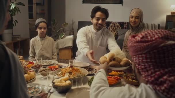 Über Schulter Aufnahmen Von Unbekanntem Muslimischen Mann Der Teller Mit — Stockvideo
