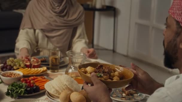 집에서 우라자의 테이블 상대적으로 감자와 접시를 남자의 동영상을 — 비디오
