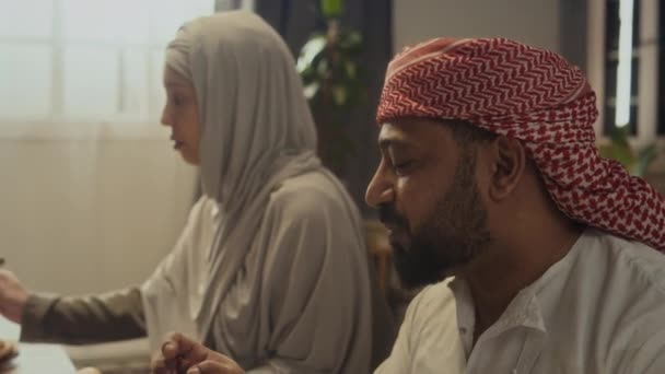 Side Closeup Cuplikan Pasangan Biracial Muslim Bersenang Senang Sambil Berbicara — Stok Video
