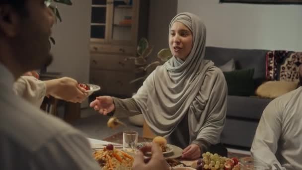 Över Axeln Bilder Ganska Täckt Dam Hijab Platta Med Körsbärstomater — Stockvideo