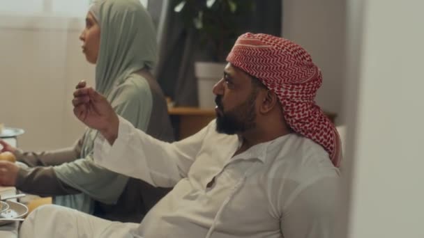 Побочные Съемки Мусульманского Бородатого Мужчины Тюрбане Разговаривающего Родственниками Сидящими Столом — стоковое видео