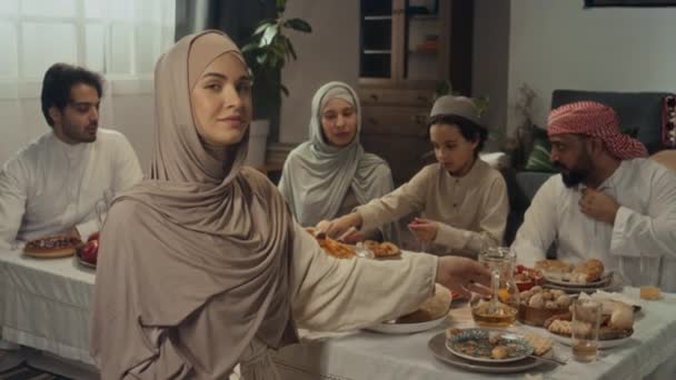 Potret Slowmo Dari Wanita Muda Berbusana Cantik Mengenakan Jilbab Dan — Stok Video