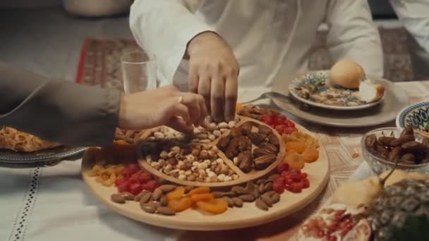 Imágenes Manos Miembros Irreconocibles Familia Tomando Nueces Frutos Secos Puesto — Vídeos de Stock