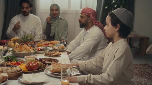 Evde Uraza Bayram Daki Akrabalarıyla Şenlik Masasında Otururken Kameraya Bakan — Stok video