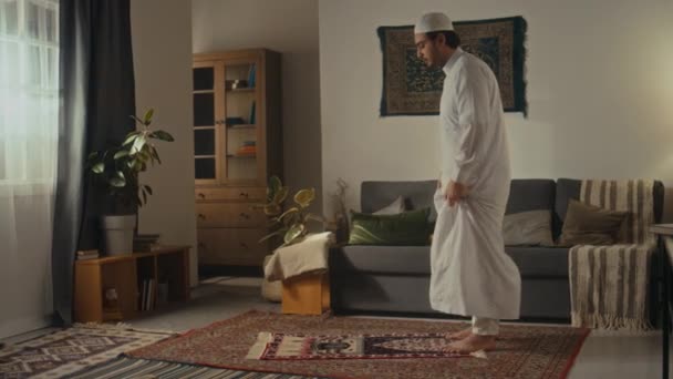 Sisi Lebar Cuplikan Laki Laki Muslim Lubang Putih Membaca Qur — Stok Video