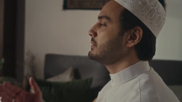 Primo Piano Laterale Barbuto Arabo Musulmano Cap Kandora Alzando Mani — Video Stock