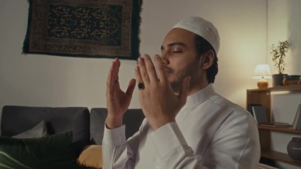 Side Chest Footage Arab Bearded Muslim Thobe Finishing His Prayers — Stock Video