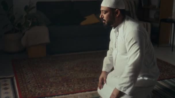 집에서 Sajdah 위치에서 하나님께 기도하는 자신의 Biracial 무슬림 남자의 기울기 — 비디오