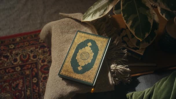 Žádný Národ Ploché Ležel Záběry Svaté Požehnané Knihy Koránu Zelené — Stock video