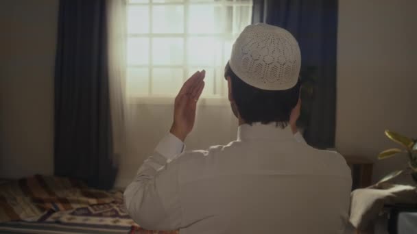 Bakre Mittsektion Bilder Oidentifierad Religiös Man Avsluta Utför Namaz Med — Stockvideo