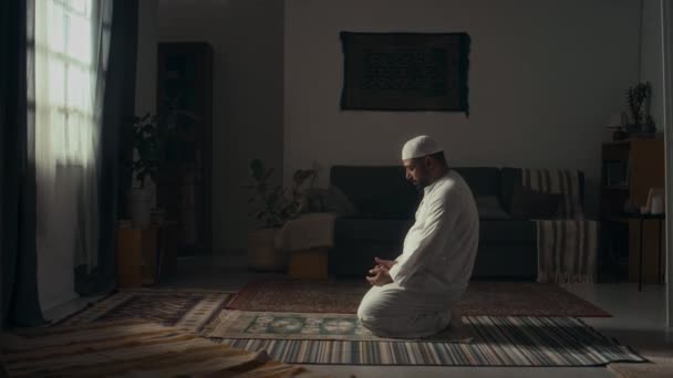 Imagens Laterais Largas Homem Muçulmano Barbudo Branco Sentado Sozinho Chão — Vídeo de Stock
