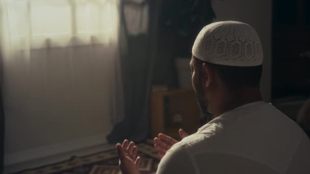 Kimliği Belirlenemeyen Beyaz Tobe Giymiş Dindar Bir Adamın Tapınmayı Bitirme — Stok video