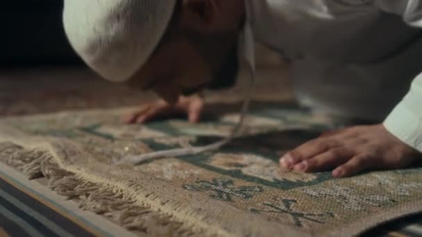 Наземні Кадри Невідомого Бородатого Мусульманського Чоловіка Схиляється Зайнявши Позицію Сайдаха — стокове відео