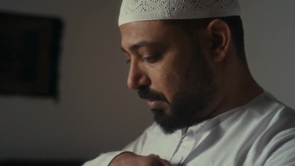 Penutup Samping Biracial Orang Beragama Muslim Topi Melakukan Takbirs Dan — Stok Video