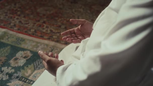 Vista Alto Angolo Uomo Religioso Irriconoscibile Seduto Durante Namaz Sul — Video Stock
