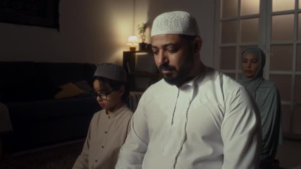 Side Footage Biracial Man Muslim Cap Thawb Praying Allah Together — Stock Video
